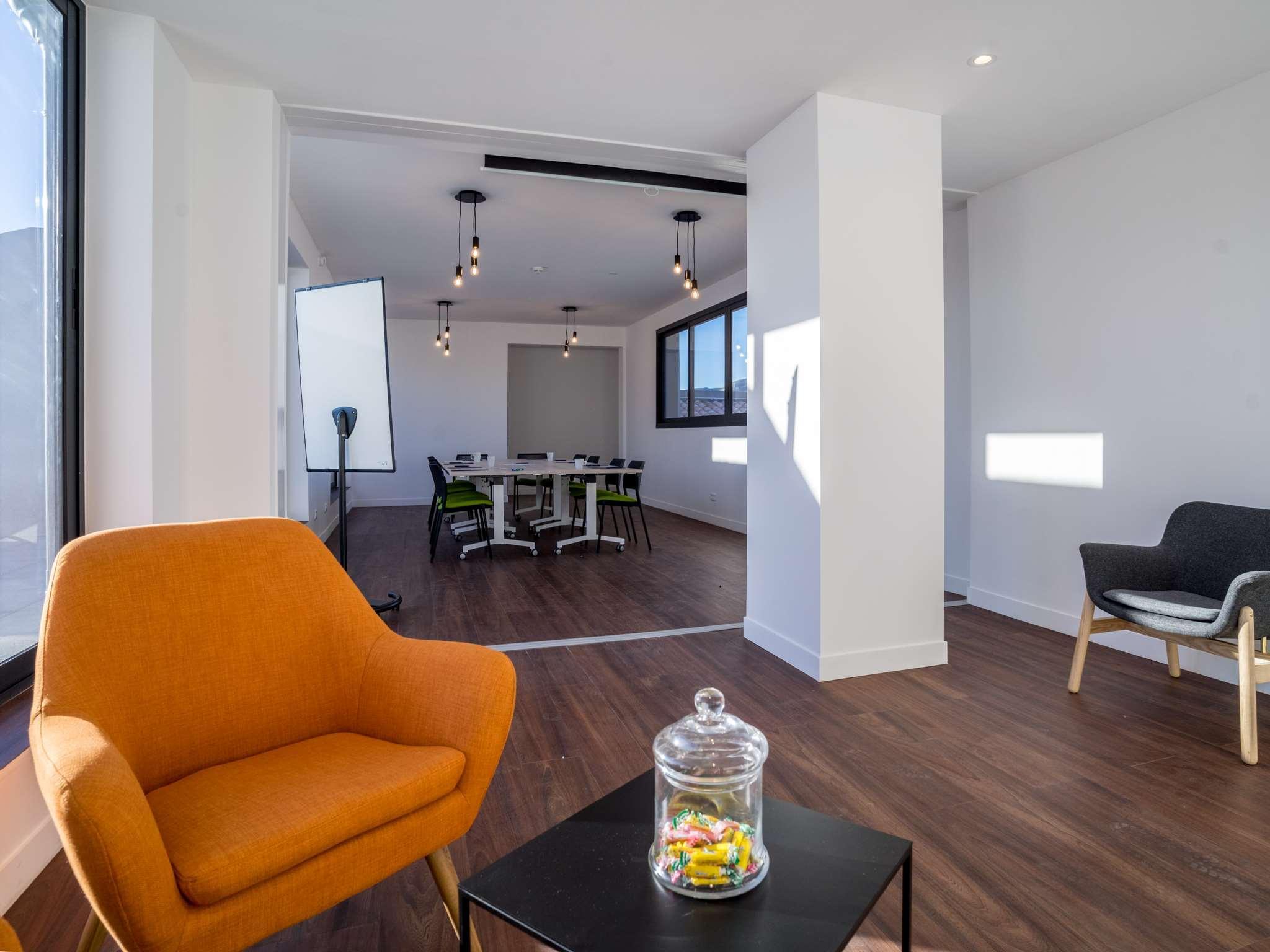 Campanile Marseille Est - Hotel 3*